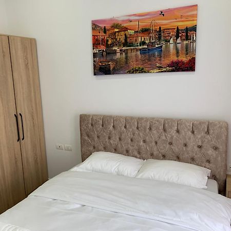 Hotel Restaurant Deso Shijak Eksteriør billede