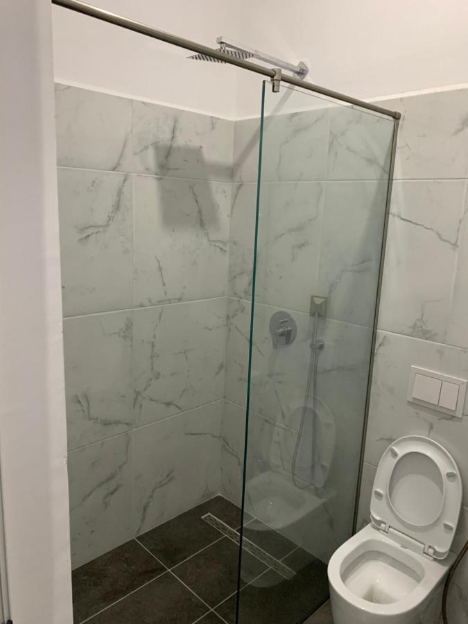 Hotel Restaurant Deso Shijak Eksteriør billede